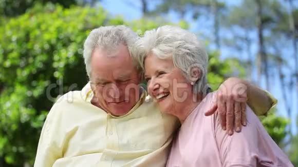 退休夫妇互相拥抱视频的预览图