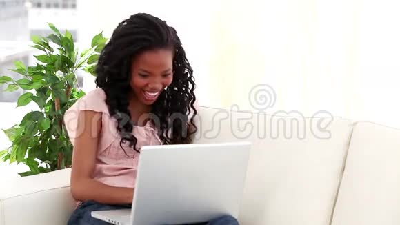 会笑的黑发女人用笔记本电脑视频的预览图