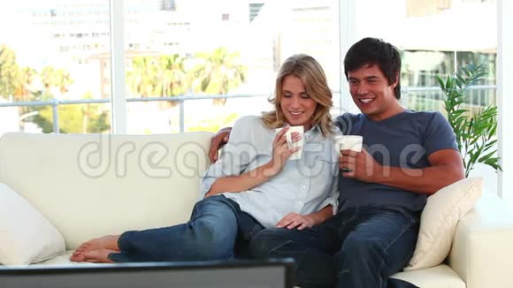 快乐的一对夫妇一起看电视视频的预览图