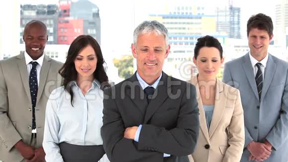 微笑的商业团队站在一起双臂交叉视频的预览图