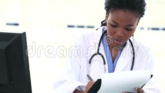 黑人女医生在剪贴板上写字视频的预览图