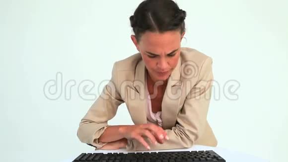 女商人用键盘和照相机打字视频的预览图