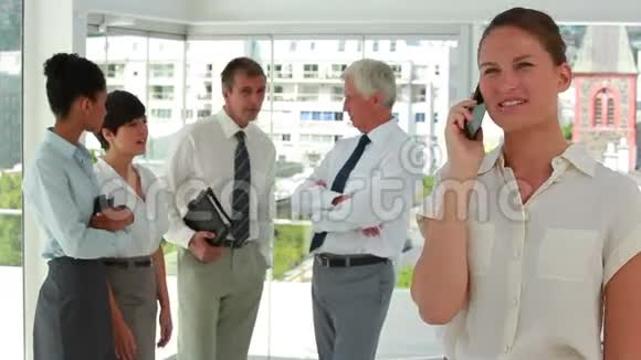 女商人和后台同事通电话视频的预览图