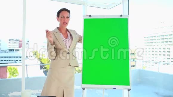 穿西装的女士用董事会做演讲视频的预览图