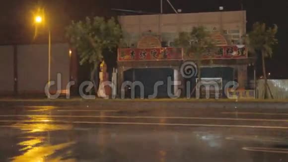 台风期间街上的雨和风视频的预览图