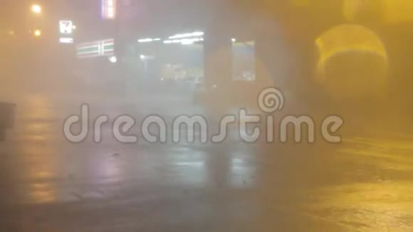 台风期间街上的雨和风视频的预览图