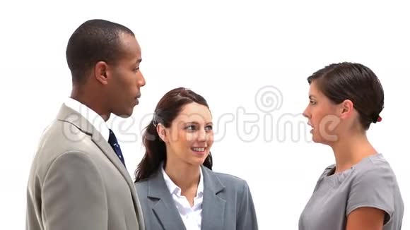 女人和她的同事说话视频的预览图