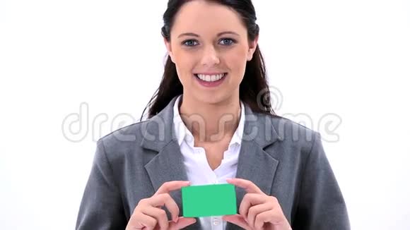 快乐的黑发女人拿着名片视频的预览图