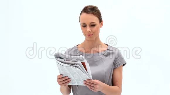 微笑的女人拿着杂志视频的预览图