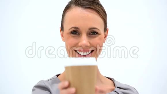 微笑的女人拿着一杯咖啡视频的预览图