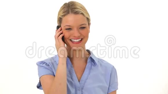 微笑的女人用她的手机视频的预览图