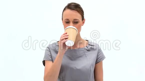 布鲁内特女士喝着热咖啡视频的预览图