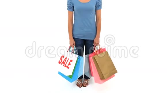 微笑的黑发女人拿着购物袋视频的预览图