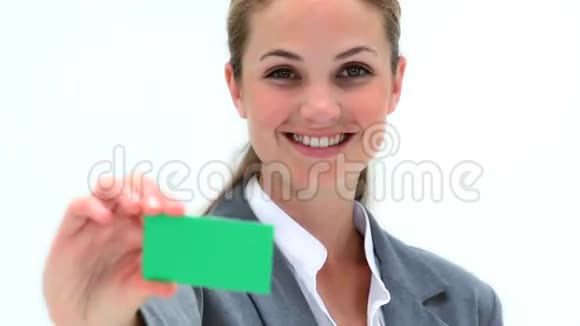 微笑的女人拿着名片视频的预览图
