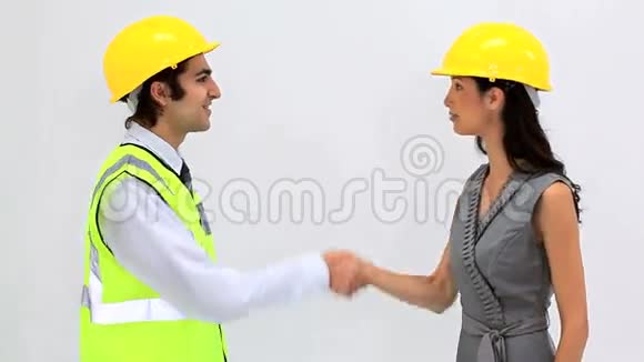 微笑的人握手视频的预览图