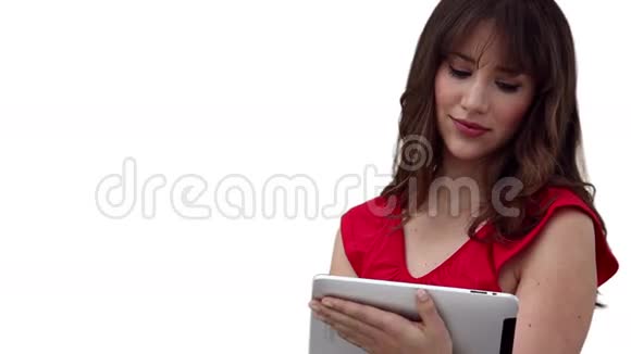 女人用平板电脑看相机之前视频的预览图