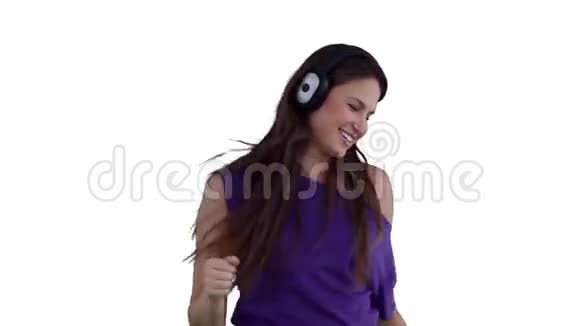 女人一边跳舞一边通过耳机听音乐视频的预览图