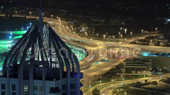 高速公路与塔交于夜间视频的预览图