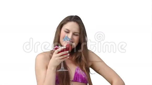 穿比基尼的女人在喝鸡尾酒视频的预览图