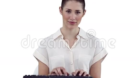 女商人在键盘上打字时看相机视频的预览图