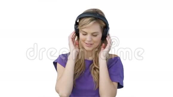 戴着耳机听音乐的女人视频的预览图