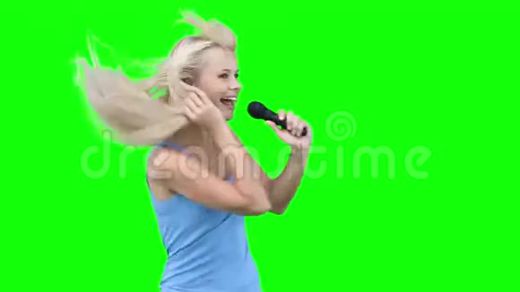 金发女人对着麦克风唱歌视频的预览图