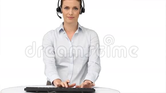 坐在键盘上工作的女人视频的预览图