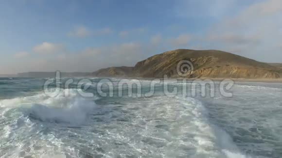 从葡萄牙的海浪中起飞视频的预览图
