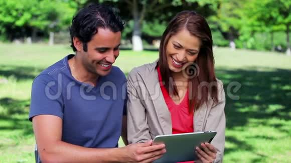 快乐的一对夫妇在看平板电脑视频的预览图