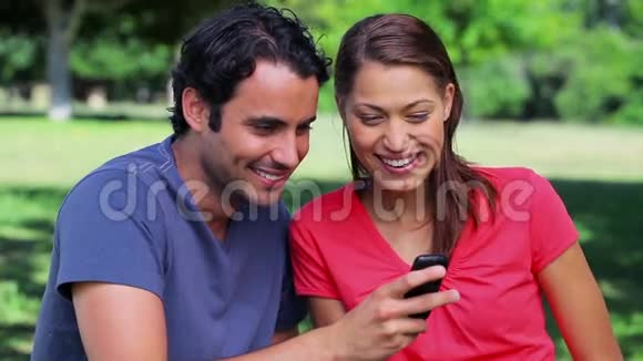 一对幸福的夫妇在看手机视频的预览图