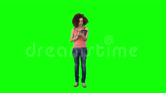 一个黑发女人正在用平板电脑视频的预览图