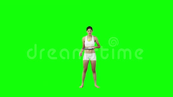 一个女人正在玩网球拍和球视频的预览图