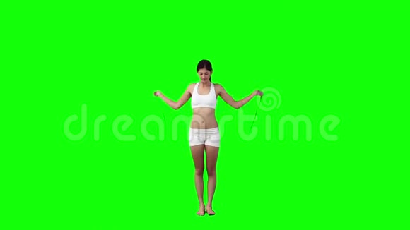 一个女人正在用跳绳锻炼视频的预览图