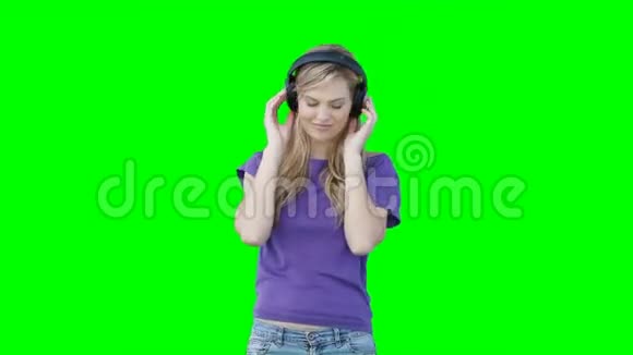 一个用耳机听音乐的女人视频的预览图