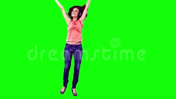 快乐的女人在慢动作跳舞视频的预览图