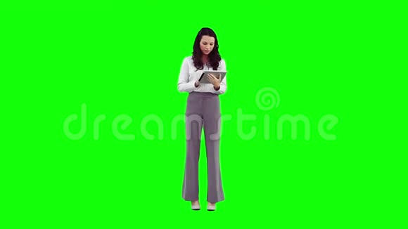 一个女人用平板电脑站起来视频的预览图