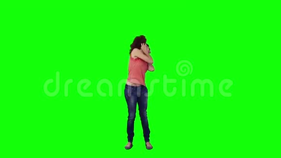 听音乐的女人在跳舞视频的预览图