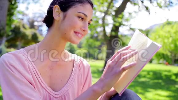 快乐的黑发女人读小说视频的预览图