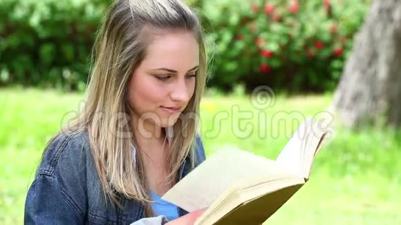 快乐的金发女人读小说视频的预览图