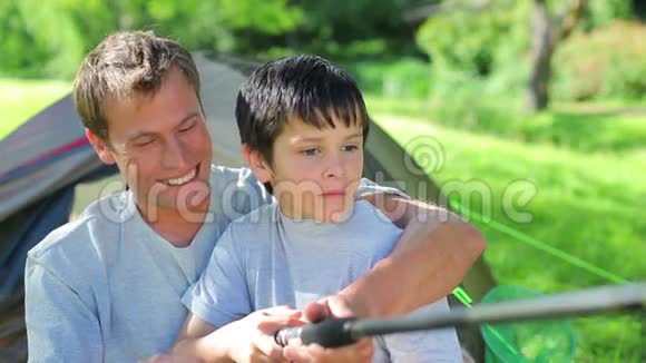 笑着父子俩一起钓鱼视频的预览图
