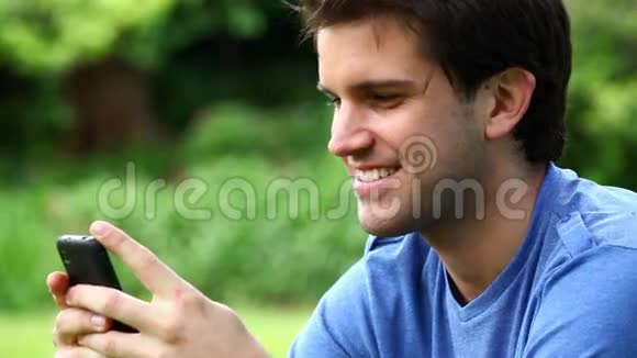 微笑的男人用手机视频的预览图