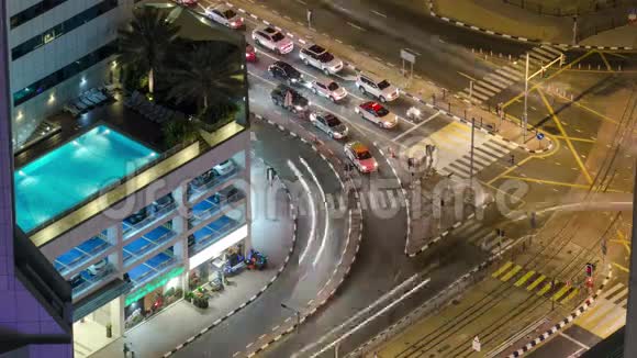 夜间与电车交叉路口的交通视频的预览图