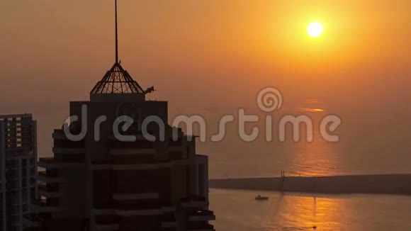 迪拜码头日落在海上从顶部时间推移视频的预览图