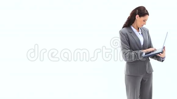 站着的女商人用笔记本电脑视频的预览图