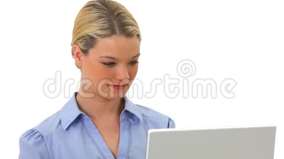微笑的金发女人拿着笔记本电脑视频的预览图