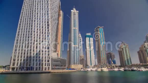 迪拜码头摩天大楼从堤岸看视频的预览图