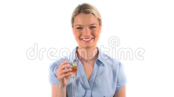 金发女人喝白葡萄酒视频的预览图