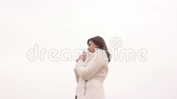 一个穿着白色外套的女肖像视频的预览图