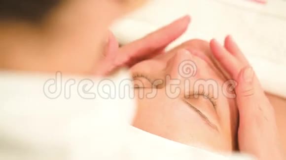 美容美发厅面部护理视频的预览图