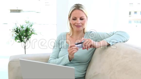 在网上使用信用卡的女人视频的预览图